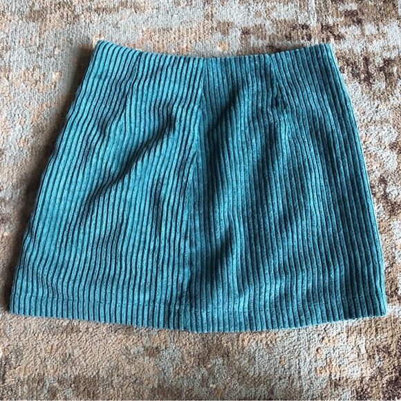 Lulus Dresses & Skirts - Lulus Emerald Green Corduroy Mini Skirt - Size Small